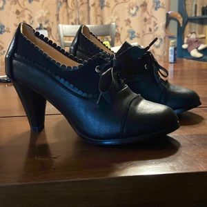 NEW! CHASE AND CHLOE NEVER WORN shoes size 6 NWOT